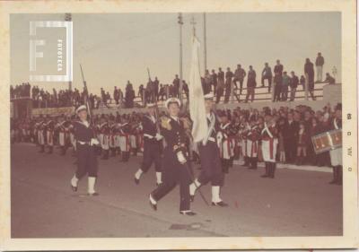 Desfile de granaderos sobre la Avenida Rivadavia