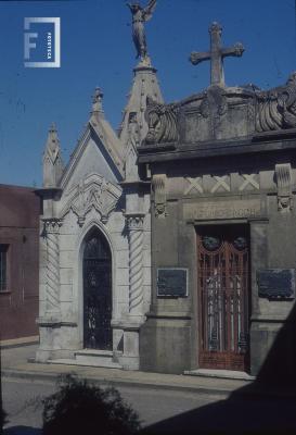 Bóveda de la familia Jacob en el cementerio local