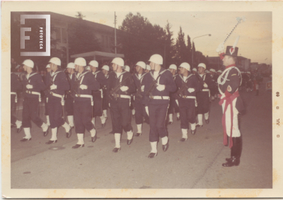 Desfile de granaderos sobre la Avenida Rivadavia