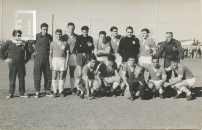 Plantel deportivo junto a jugadores y técnicos de Villa Dálmine