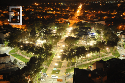 Vista aérea nocturna de la Plaza Italia