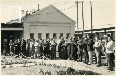 Inauguración del crucifijo empotrado detrás de la estación del ferrrocarril de la avenida Rocca.  