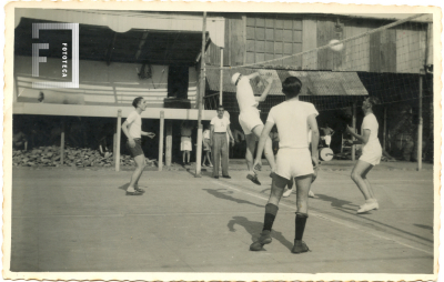 Jóvenes juegan al voley en la cancha de WICO