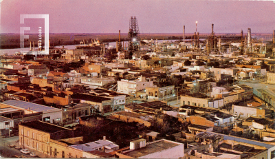 Panorámica del atardecer con vista de la ciudad hacia la refinería Esso
