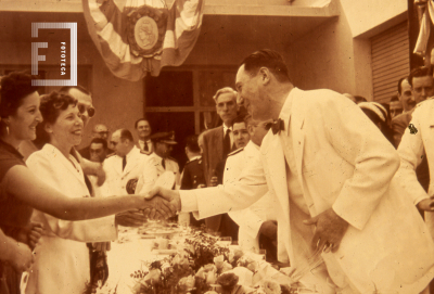 Visita de Perón en la inauguración de la Fábrica Militar de Tolueno Sintético