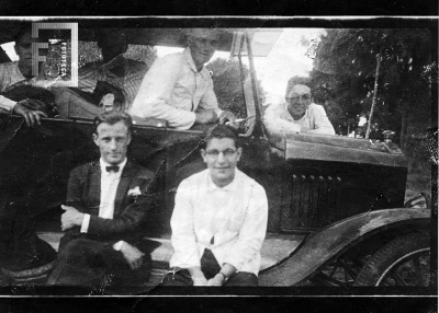 Grupo de amigos de Pedrito Fernandez en el CBC posando en un Ford T
