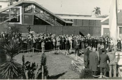 Inauguración del crucifijo empotrado detrás de la estación del ferrrocarril de la avenida Rocca.  
