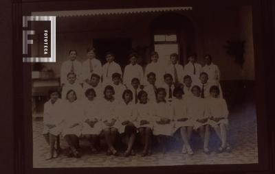 Alumnos en la escuela Nº 1 cuando estaba ubicada en calle De Dominicis