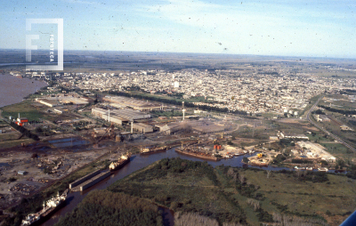 Vista aérea de la ciudad de Campana - Primer plano Siderca