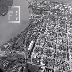 Vista aérea parcial de la ciudad y el puerto de Campana