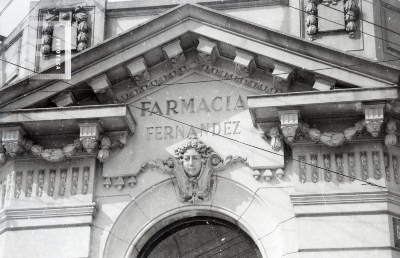 Cornisas de edificios antiguos - Frente de la Farmacia Fernández
