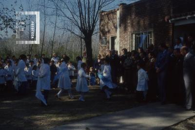 Alumnos de escuela bailando en ceremonia en Canal 6