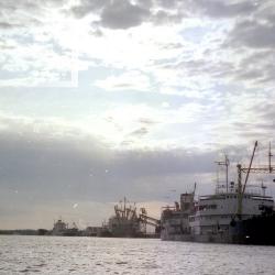 Vista de buques en el puerto de Campana