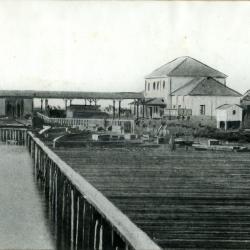 Muelle en el puerto antes de que lleguen las vías