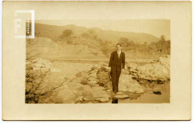 Retrato de hombre de paseo en río serrano