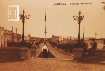 Vista desde la escalinata de la Plaza Eduardo Costa hacia Av. Rivadavia