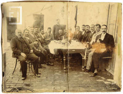 Reunión de hombres almorzando