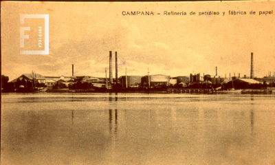 Refinería de petróleo y Fábrica de papel vista desde el río Paraná