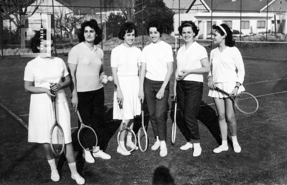 Mujeres en la cancha de tenis del Club Siderca