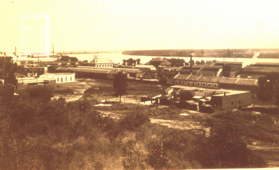 Vista de los galpones del F.C.C.A. desde el Hotel Lorelei