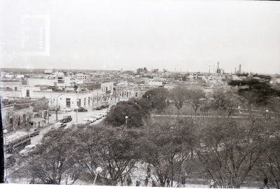 Vista de parte de la Plaza Eduardo Costa hacia la esquina de la Av. Rivadavia y Blvd. Sarmiento