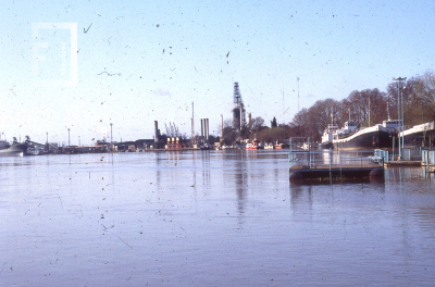 Costa desde muelle fiscal río abajo