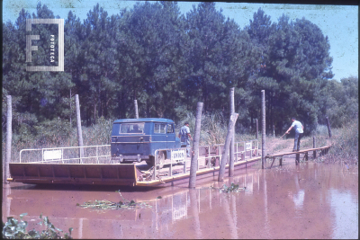 Balsa cruzando el canal Alem