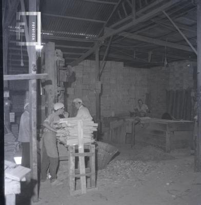 Trabajadores en el aserradero Gasperini