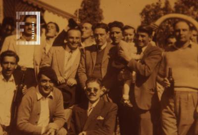 Grupo de hombres con el Intendente Manuel Cáceres