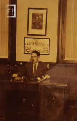 Intendente Manuel Cáceres en su despacho