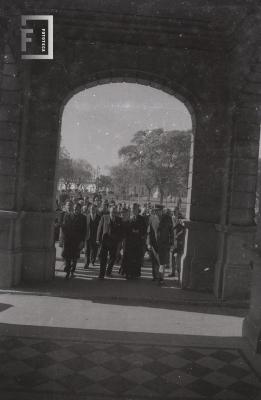 El Intendente Calixto Dellepiane junto al Obispo de San Isidro entrando al Palacio Municipal