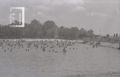 Playa y gente nadando en el Balneario Municipal de Campana