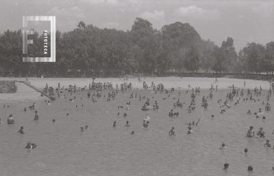 Playa y gente nadando en el Balneario Municipal de Campana