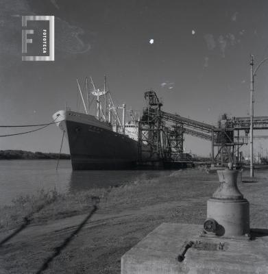 Carga de carbón en el puerto de la ESSO