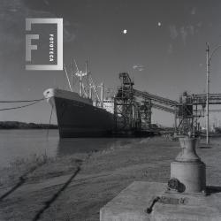 Carga de carbón en el puerto de la ESSO
