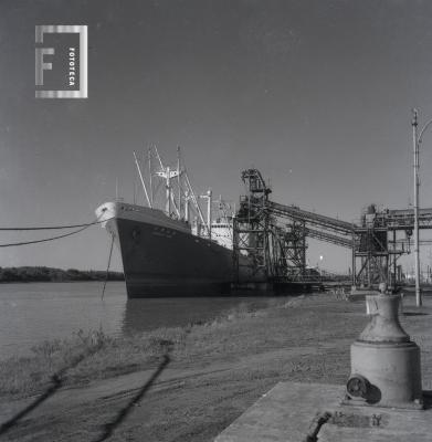Carga de carbón en el puerto de la ESSO