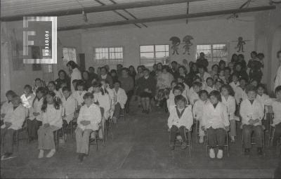 Alumnos de la Escuela N°4 durante acto por el galardonado Niño Plus Ultra