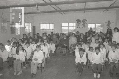 Alumnos de la Escuela N°4 durante acto por el galardonado Niño Plus Ultra