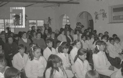 Alumnos de la Escuela N°4 durante acto por el galardonado Niño Plus Ultra
