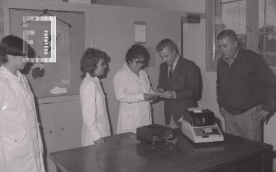 Entrega de registradora y proyector a la Escuela Nº14
