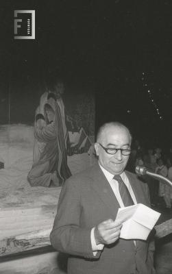 Padre Angel Fabri en la inauguración del pesebre