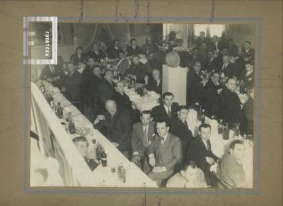 Reunión de hombres de política local
