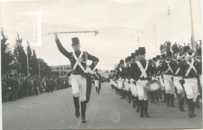 Acto de juramento de la bandera y desfile cívico militar en la Escuela Normal Eduardo Costa