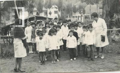 Docentes y alumnos de la Escuela Nº 28 de la isla