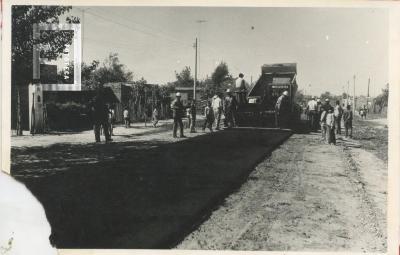 Obreros realizando trabajos de pavimentación en  barrios