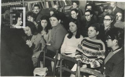 Público presente en la inauguración del taller de artes plásticas