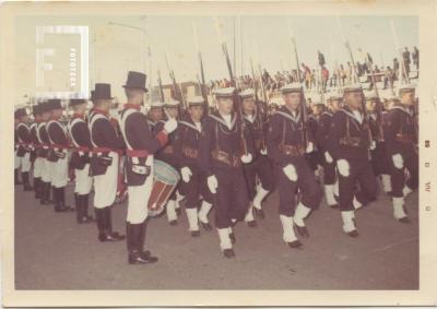 Desfile de granaderos sobre la Avenida Rivadavia