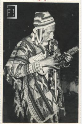 Artista de música folklórica tocando el charango