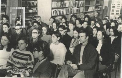 Público presente en la inauguración del taller de artes plásticas