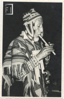 Artista de música folklórica tocando la flauta